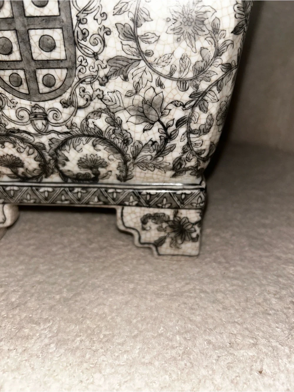 United Wilson JUWC 1897 Crest & Floral Scrollwork Square Footed Cachepot – Chin